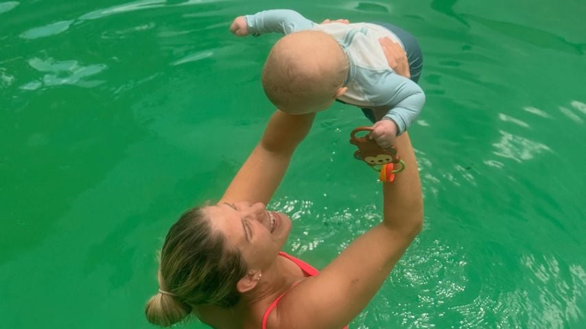Profi-Turnerin Elisabeth Seitz genießt die Zeit mit ihrem Baby.