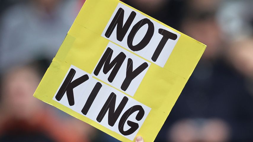 Protestanten halten in Milton Keynes "Nicht mein König"-Schilder hoch