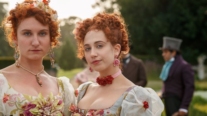 Prudence Featherington (Bessie Carter) und Phillipa Featherington (Harriet Cains) in "Bridgerton"