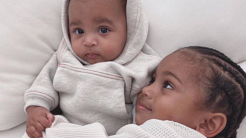 Bruder-Liebe: Kim K. teilt Kuschel-Bilder von Psalm & Saint