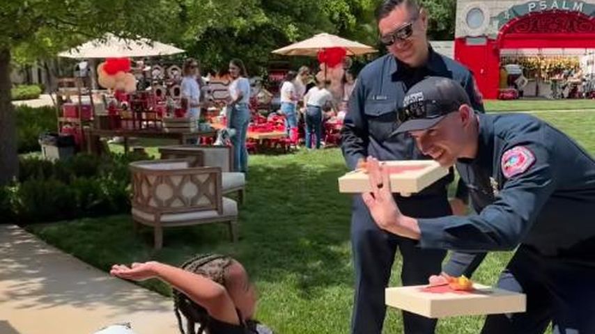 Psalm West mit Feuerwehrmännern auf seinem Geburtstag
