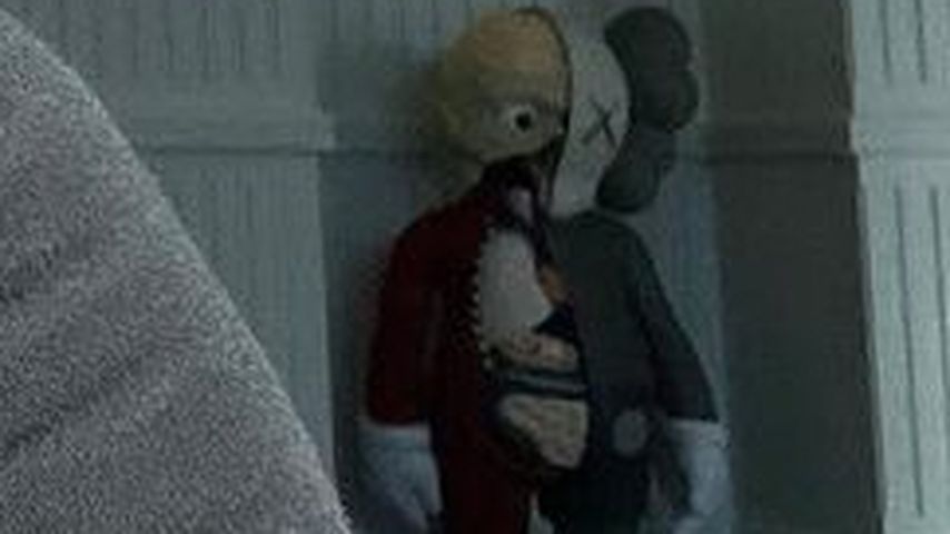 Collage: Puppe in Kylie Jenners Haus