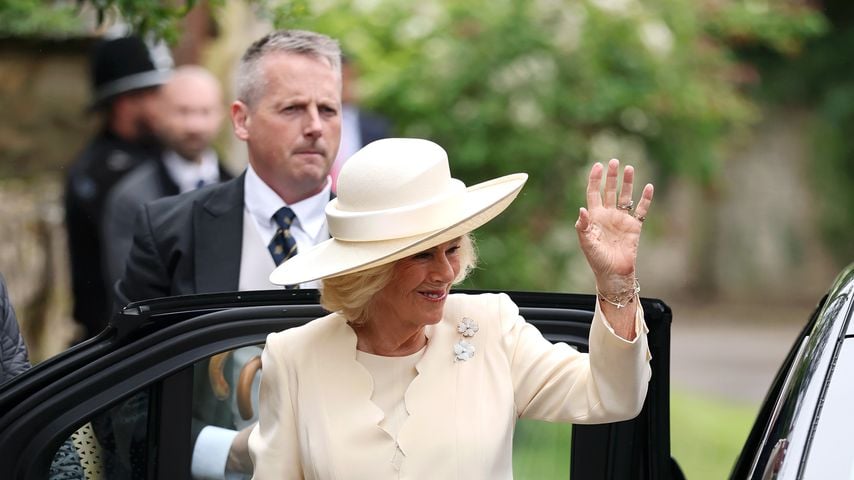 Queen Camilla winkt bei der Ankunft zur Hochzeit von Peter Phillips und Harriet Sperling in Kemble