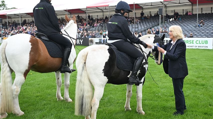 Königin Camilla überreicht bei den Badminton Horse Trials eine Schleife am 8. Mai 2026