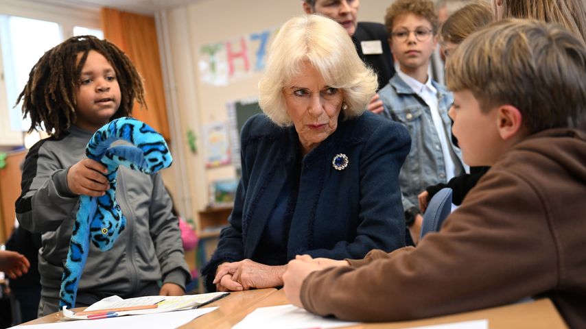 Queen Consort Camilla besucht eine Hamburger Grundschule im März 2023