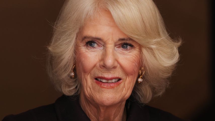 Wie William: Queen Consort Camilla macht trotz Verbot Selfie