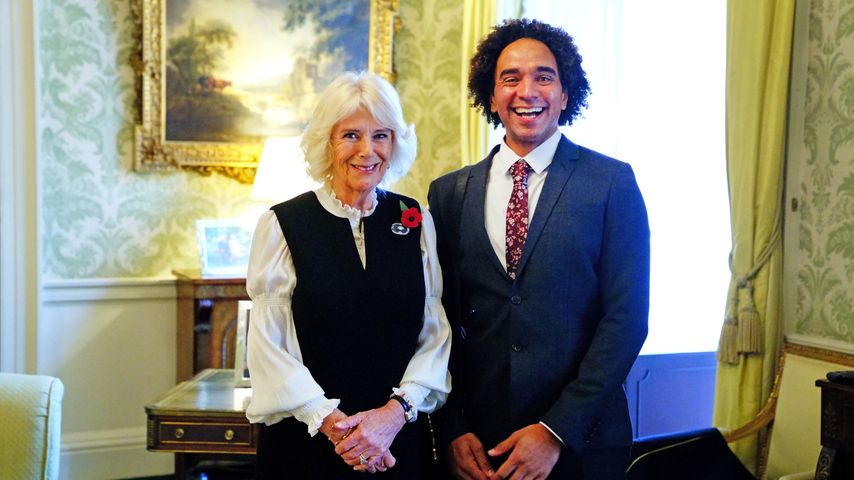 Queen Consort Camilla und der Kinderbuchautor Joseph Coelho im Buckingham Palace im November 2022