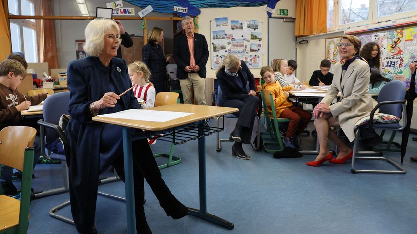 Queen Consort Camilla und Elke Büdenbender besuchen eine Hamburger Grundschule im März 2023