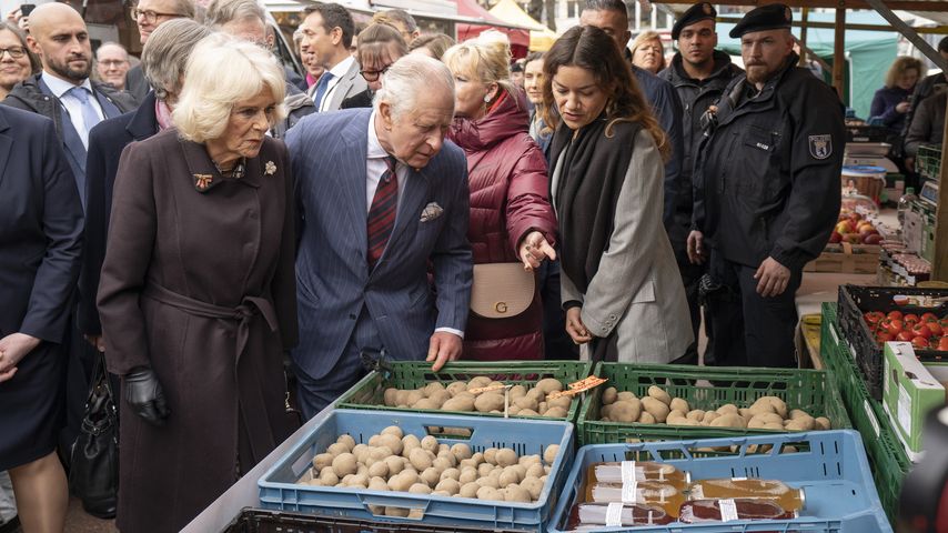 Queen Consort Camilla und König Charles III. beim Besuch eines Wochenmarktes