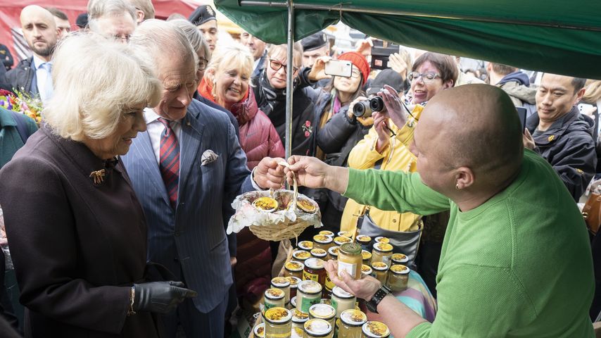 Queen Consort Camilla und König Charles III. beim Besuch eines Wochenmarktes
