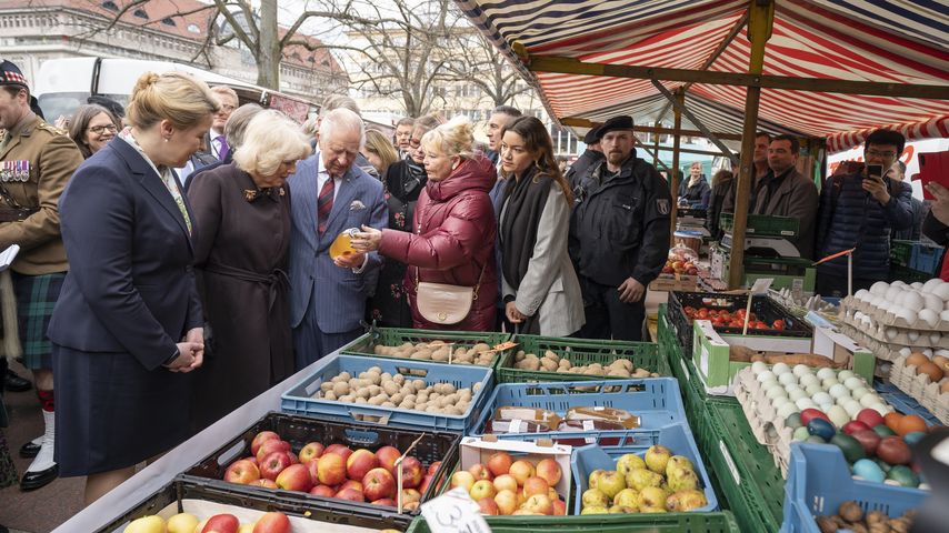 Queen Consort Camilla und König Charles III. beim Besuch eines Wochenmarktes