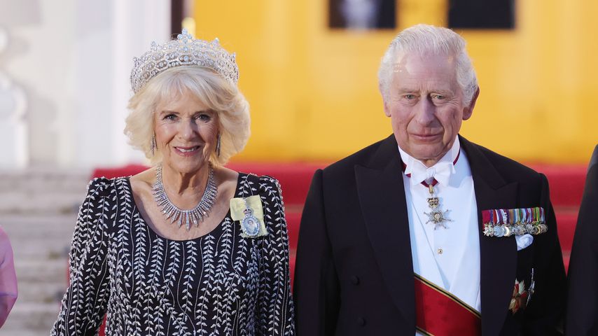 Queen Consort Camilla und König Charles vor dem Schloss Bellevue im März 2023