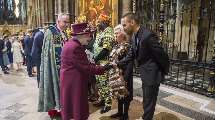 Queen Elisabeth schüttelt Liam Payne die Hand