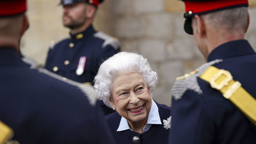 Queen Elisabeth II. lächelt einen Offizier an, Oktober 2021