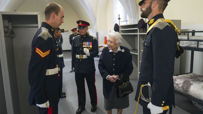 Queen Elisabeth ll. mit Offizieren, Oktober 2021