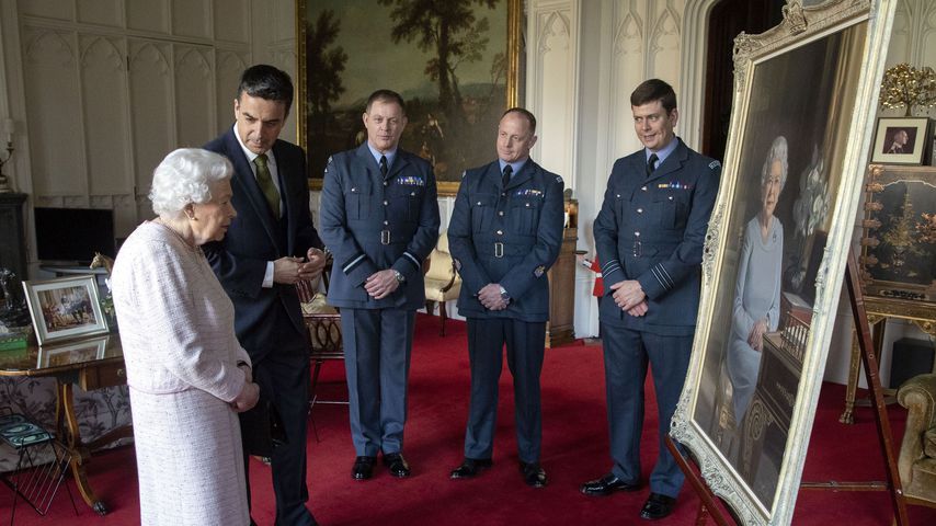 Porträts der Queen: Süße Foto-Überraschung im Hintergrund