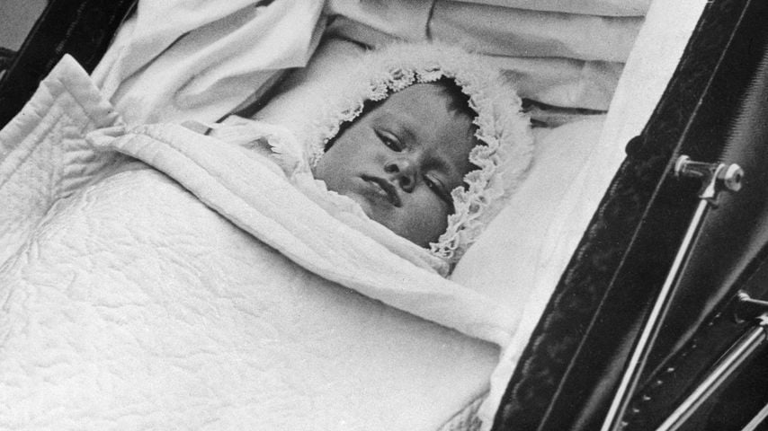Queen Elizabeth II. als Baby, Oktober 1926