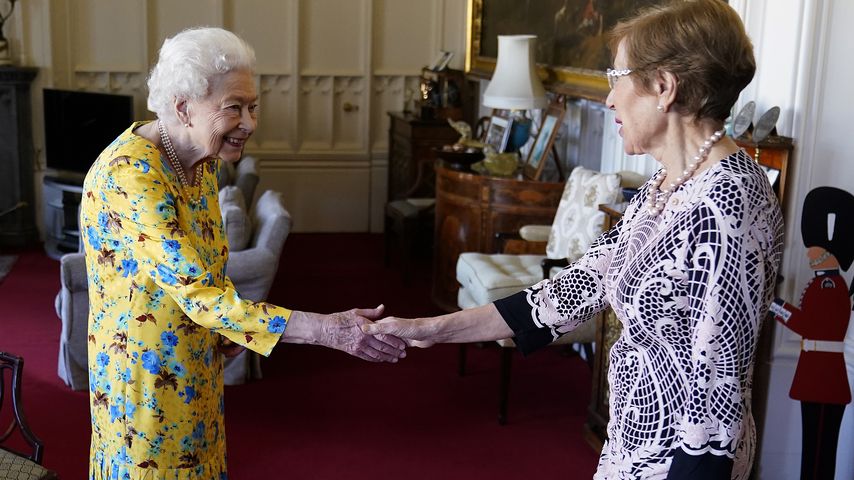 Ohne Gehstock: Queen strahlt im sommerlichen Blümchenkleid