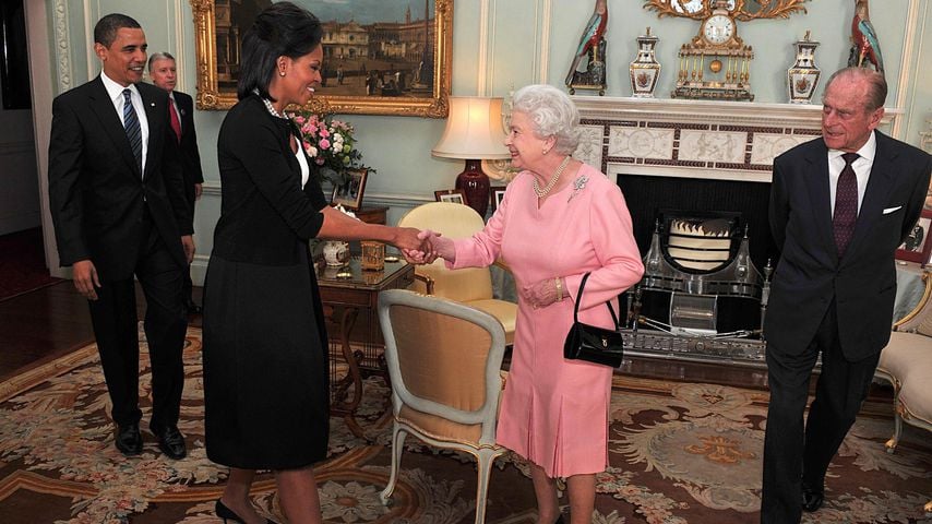 Die Queen umarmt: Michelle Obama erklärt ihren Fehltritt