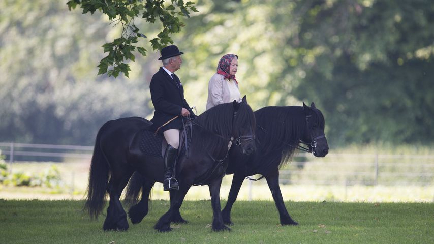 Queen Elizabeth II. bei einem Ausritt mit ihrem Stallmeister Terry Pendry
