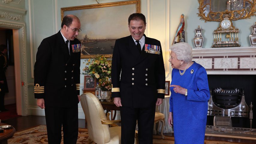 Queen Elizabeth II. mit Befehlshaber Steven Moorhouse und Kapitän Angus Essenhigh