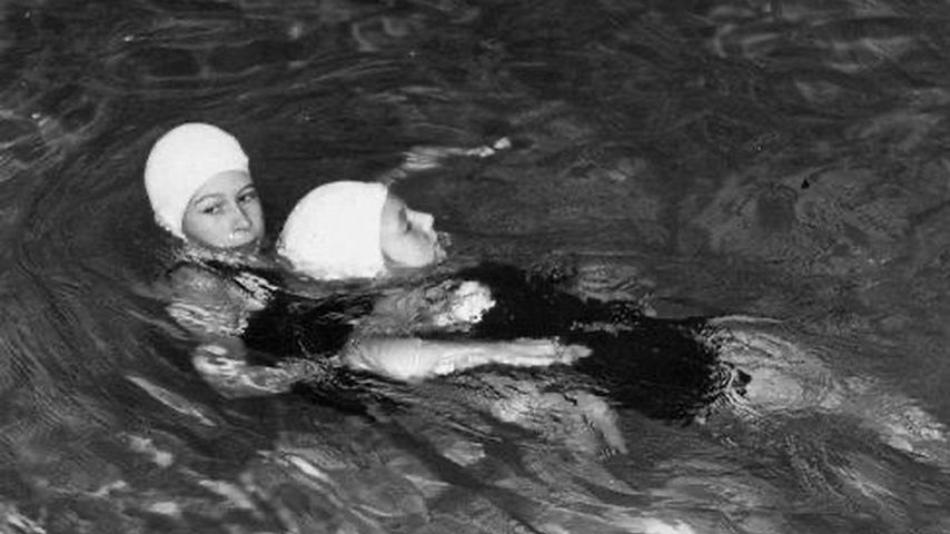 Queen Elizabeth II. beim Schwimmtraining im Jahr 1941