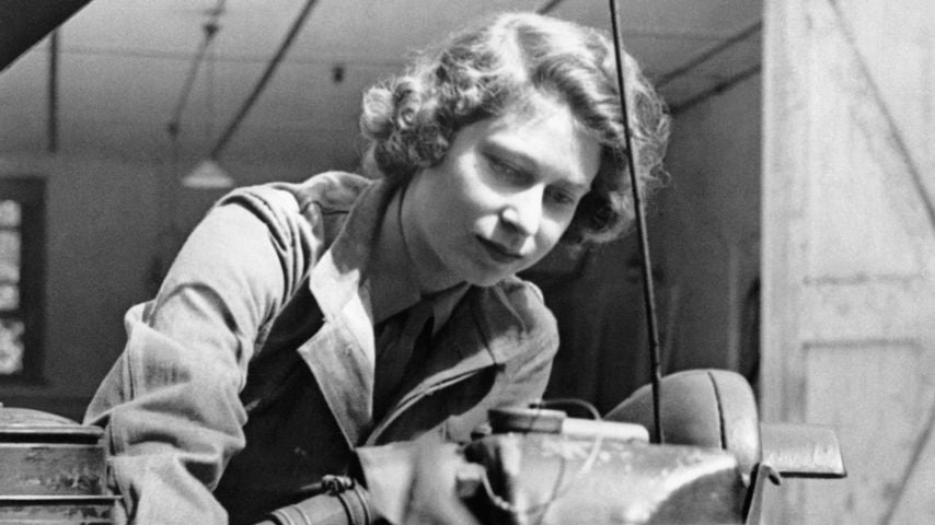Queen Elizabeth II., damals noch Prinzessin, bei der A.T.S.-Ausbildung in Südengland, 1945