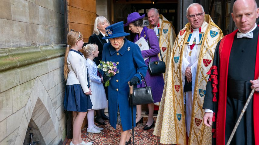 Queen (95) zum ersten Mal seit Jahren mit Gehstock unterwegs