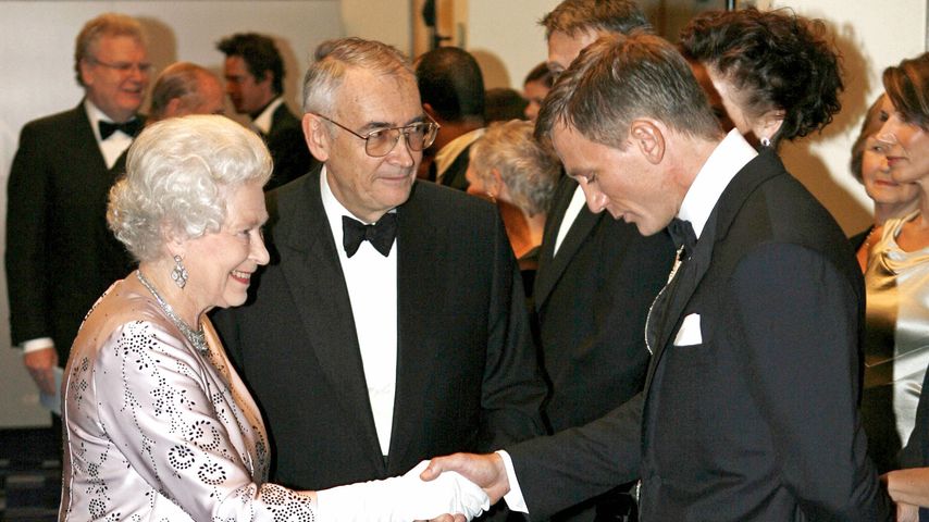 Queen Elizabeth II. und Daniel Craig im November 2006 in London
