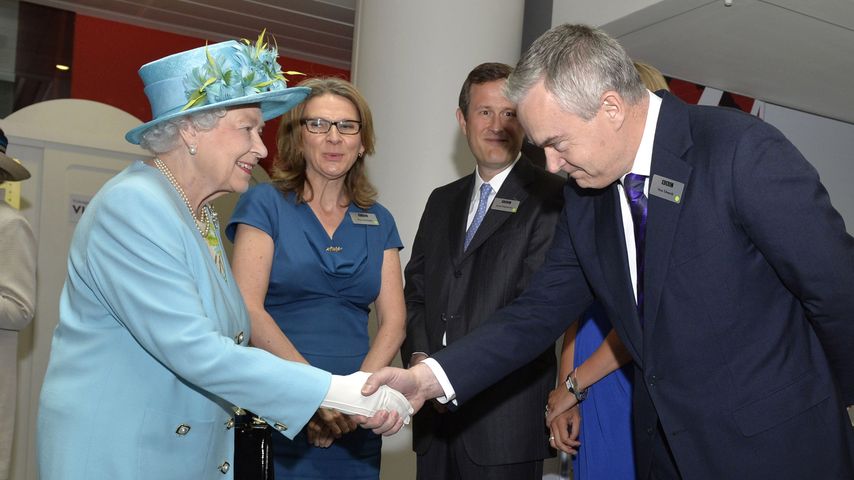 Queen Elizabeth II. und Huw Edwards im Jahr 2013