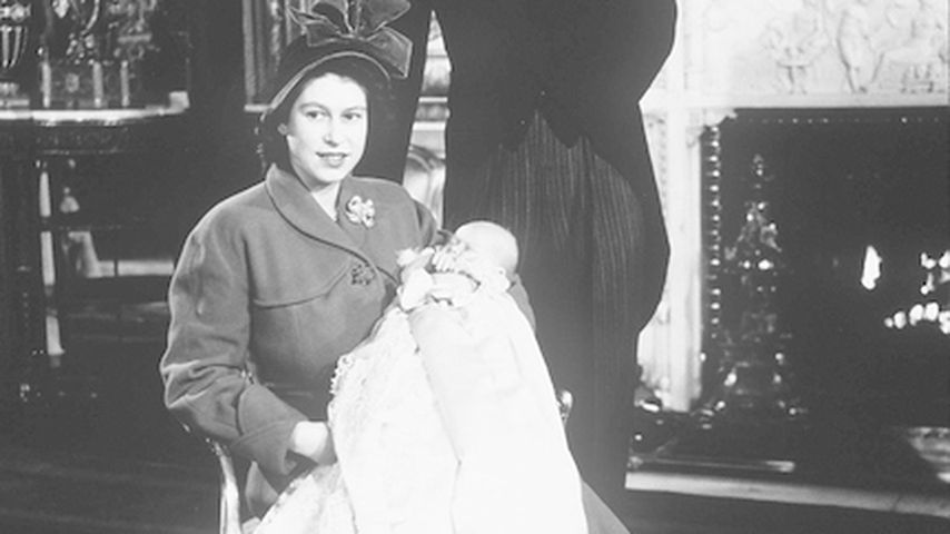 Queen Elizabeth II. und Prinz Philip mit ihrem Sohn Prinz Charles im Jahr 1948
