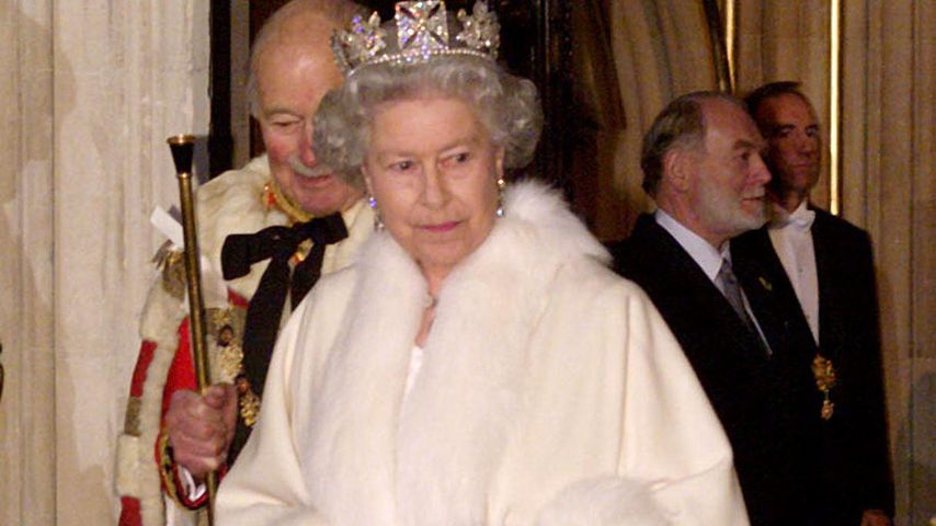 Queen Elizabeth II. verlässt das Parlament in London im November 1998