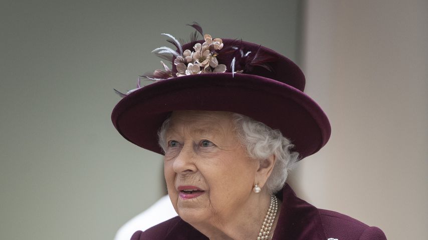 Die Queen trug wegen Viren-Gefahr bei Zeremonie Handschuhe!