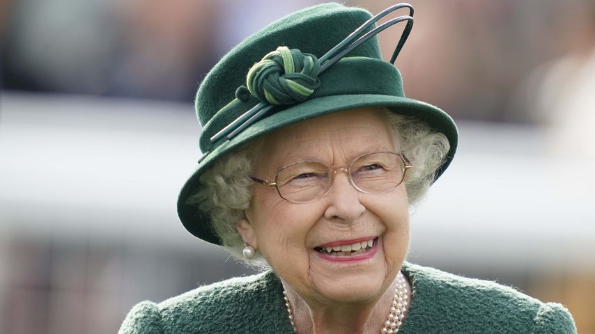Queen Elizabeth II. bei einem Pferderennen in Newbury, England