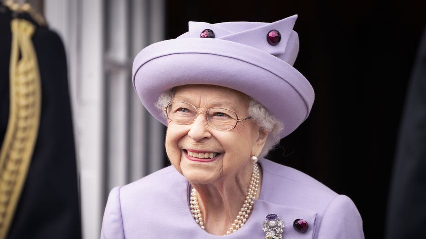 Queen Elizabeth II. bei einer Parade