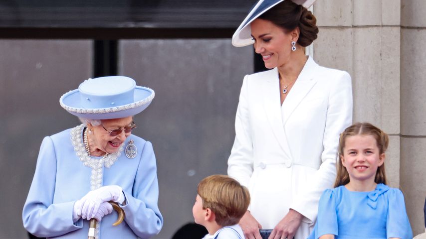 Queen Elizabeth II. und Herzogin Kate lächeln 2022