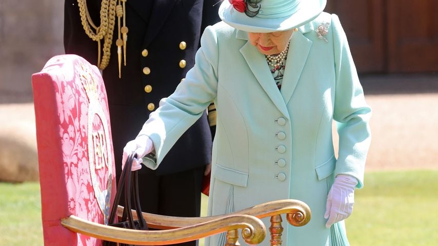 Queen Elizabeth II. bei Sir Tom Moores Ritterschlag
