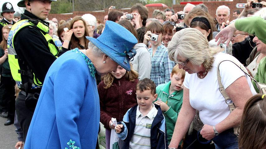 Queen Elizabeth II. mit einem Hund im April 2010