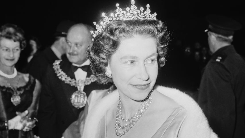 Queen Elizabeth II. bei der Royal Academy of Dramatic Art in London im November 1964