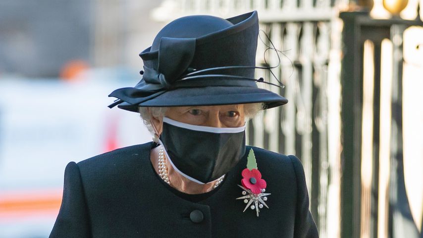 Zum ersten Mal: Queen Elizabeth II. mit Maske unterwegs