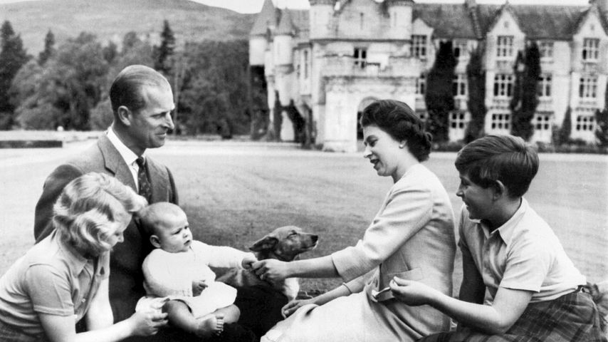 Queen Elizabeth II. mit ihrem Mann Philip und ihren Kindern Charles, Anne und Andrew, 1960