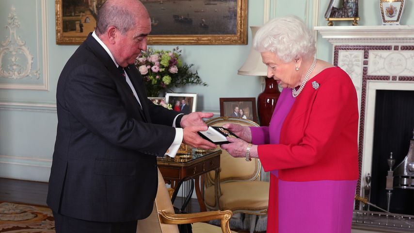 Queen Elizabeth II. mit Professor Mark Compton im Buckingham Palace, März 2020