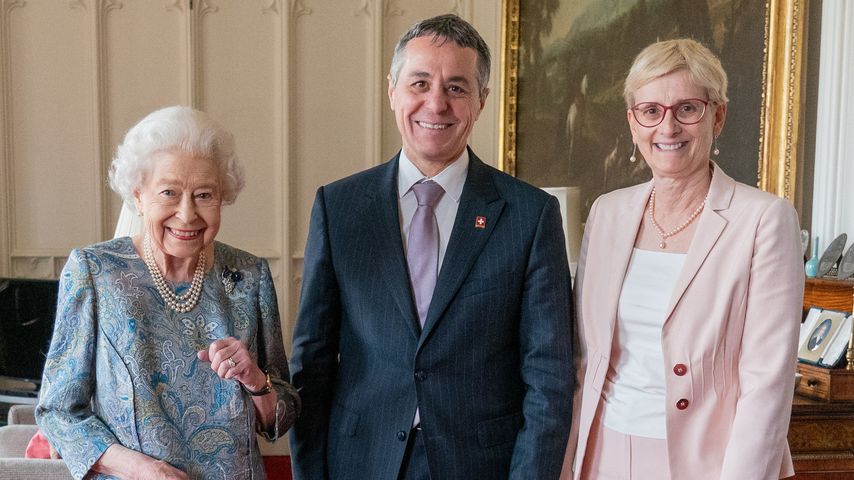 Queen Elizabeth II. mit Ignazio Cassis und seiner Frau Paola