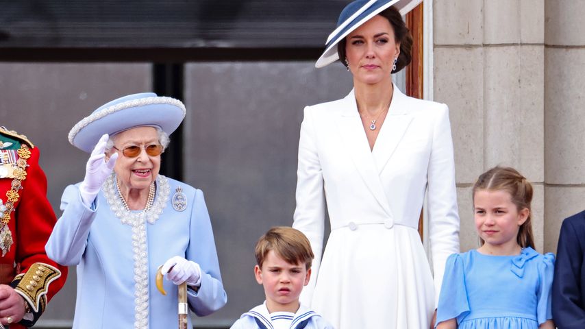 Queen Elizabeth II., Prinz Louis, Herzogin Kate und Prinzessin Charlotte im Juni 2022