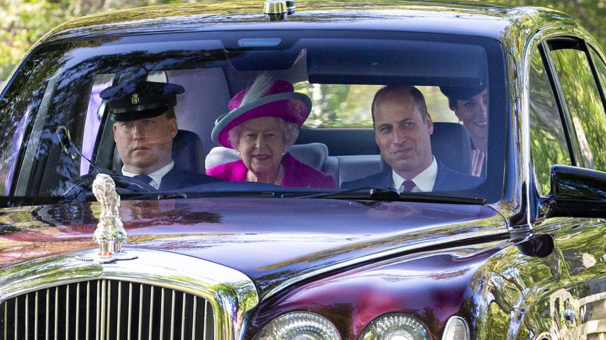Queen Elizabeth II., Prinz William und Herzogin Kate auf dem Weg zu einem Gottesdienst in Crathie