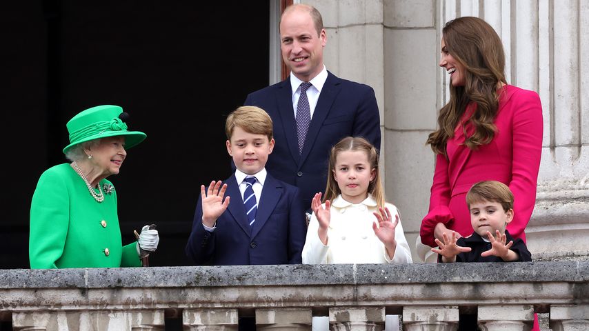 Queen Elizabeth II., Prinz William und Prinzessin Kate mit ihren Kindern