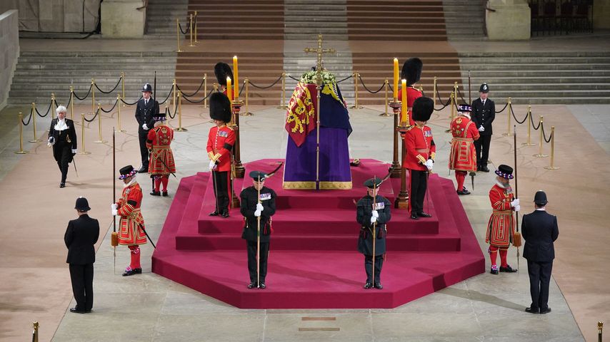 Der Sarg von Queen Elizabeth II. in der Westminster Hall