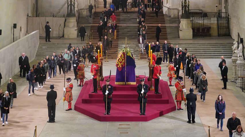 Der Sarg von Queen Elizabeth II. in der Westminster Hall