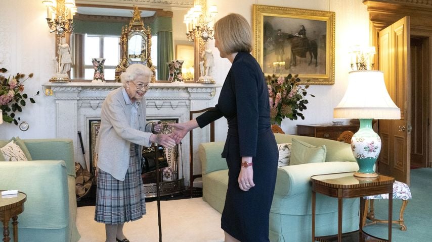 Queen Elizabeth II. mit der Premierministerin Liz Truss im September 2022 in Aberdeen