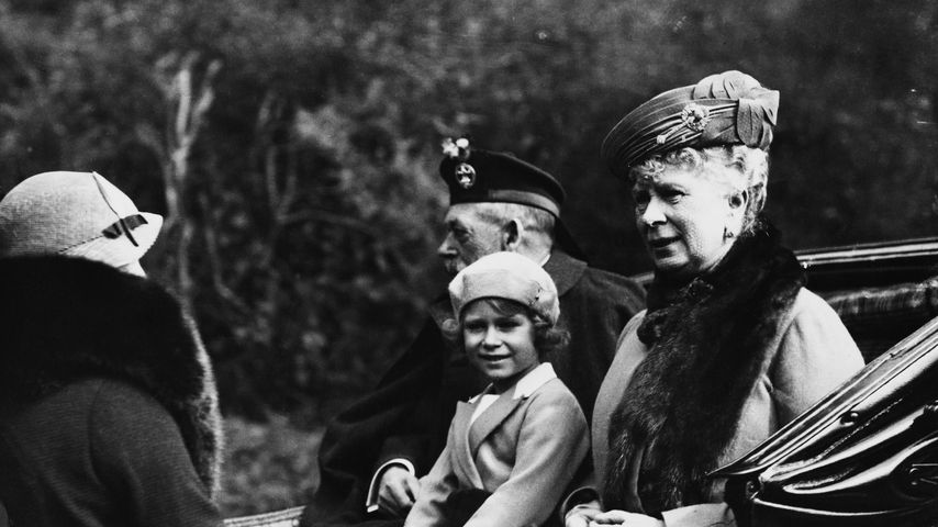 Queen Elizabeth II. neben ihrer Großmutter Queen Mary